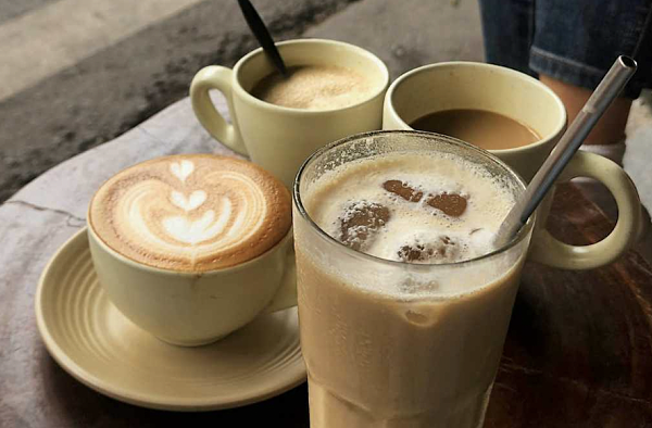 Nên uống trà hay cà phê buổi sáng?